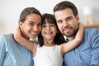Portre mutlu bir aile arıyorum kameraya poz