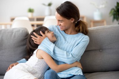 Melez anne ve kızı birbirine kapalı oturan bakarak