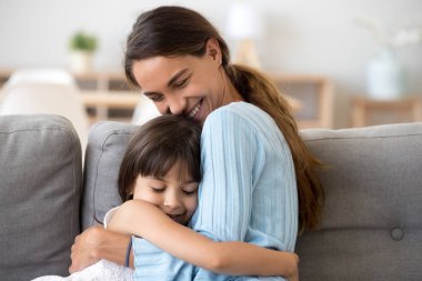 Anne ve kızı ifade sevgi ve hassasiyet sarılma