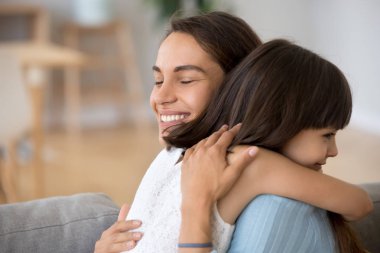 Samimi anne kucaklama kız aşkla ve bağlılıkla ifade