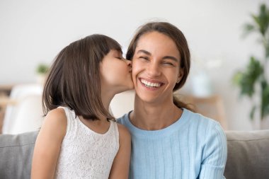 Yanağına öpücük anne kızı eğlenceli birlikte evde var