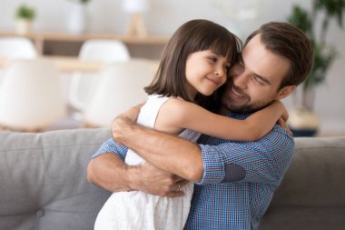 Küçük kızı babası onu kucaklayan aşk ile seyir