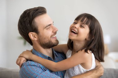 Baba ve kızı eğlenceli gülümseyen ve evde gülüyor