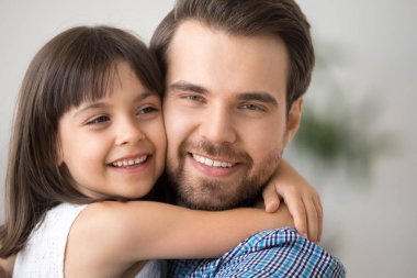 Portre mutlu çeşitli aile kızı ve babası kadar yakın