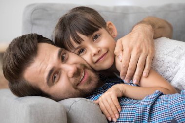 Evde güzel kızı ile sarılma yalan baba