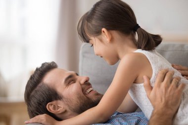 Babası yakından birlikte gülen kızı hugs