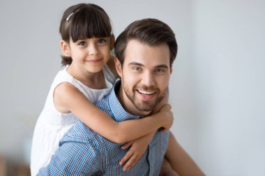 Portre kızı ve babası kapalı kafa vurdu