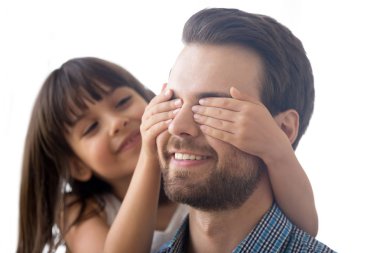 Mutlu bir aile babası gün evde kutlamak