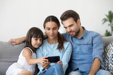 Aile harcamak serbest zaman tarassut video üstünde hareket eden telefon