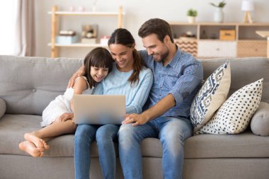 Aile evde serbest zaman harcamak internet'te sörf