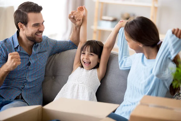 Família Multi Étnica Feliz Com Menina Pequena Sentada Sofá Sala — Fotografia de Stock