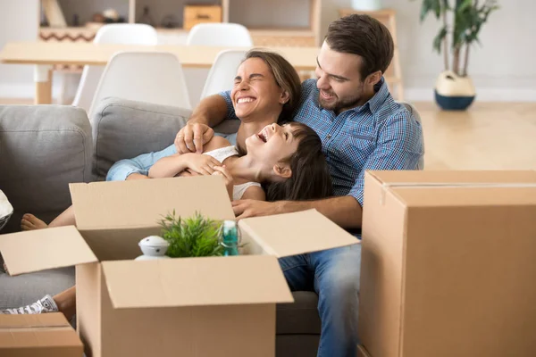 Lachende Familie verbringt Zeit mit Spaß im neuen Zuhause — Stockfoto