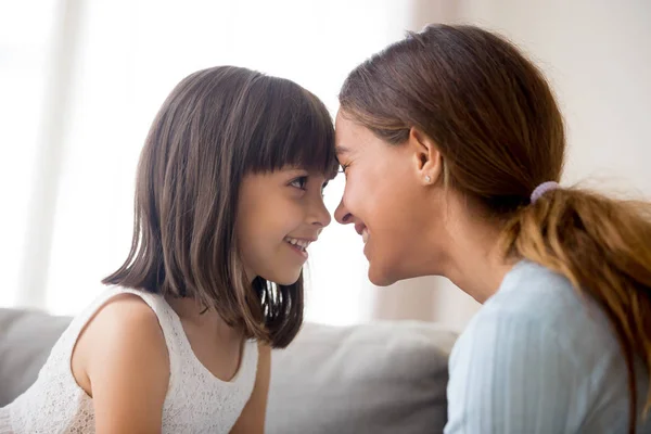 Madre e hija tocándose con las frentes mirándose las unas a las otras — Foto de Stock