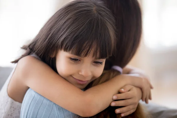 Aufrichtige Tochter umarmt Mutter und drückt Liebe und Hingabe aus — Stockfoto