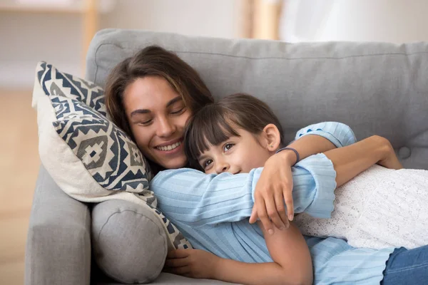 Belle Jeune Mère Profiter Temps Avec Enfant Câlin Fille Couché — Photo