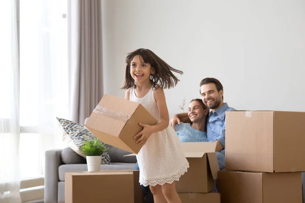 Niño feliz ayuda a los padres con cajas de cartón en el día en movimiento — Foto de Stock