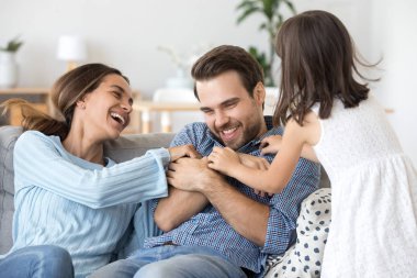 Aile iyi eğlenceler baba kızı ve anne gıdıklıyor 