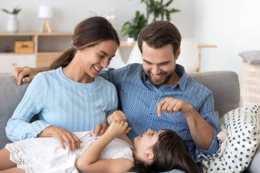 Çok etnik gruptan oluşan aile var evde oynamak eğlenceli