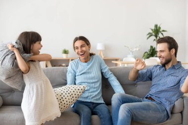 Mutlu bir aile var eğlenceli yastıklar ile mücadele