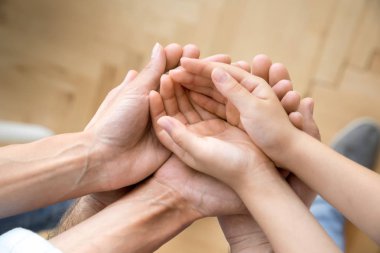 Aile yığın görünümünün üzerinde onların ellerini tutar
