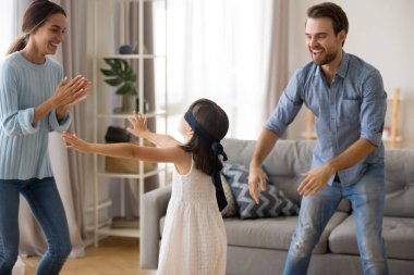 Çeşitli aile oynarken saklambaç evde