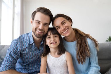 Mutlu bir aile var görüntülü arama kameraya gülümseyen arıyorsunuz