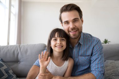 Baba ve kız kanepede oturan görüntülü görüşme var 