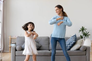 Anne ve kızı birlikte oturma odasında dans