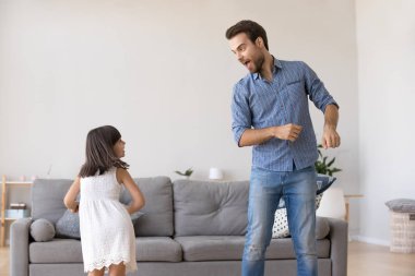 Baba ve kızı birlikte oturma odasında dans