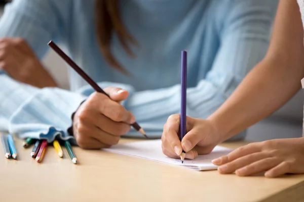 Close up mãos mãe e filha desenho com lápis coloridos — Fotografia de Stock