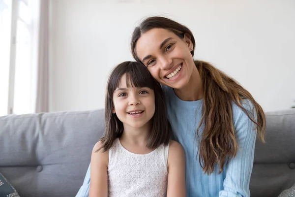 Hija y madre tienen videollamada sonriendo mirando a la cámara —  Fotos de Stock