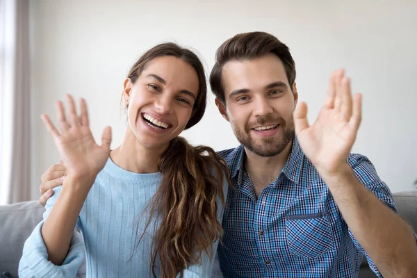 Kopfschuss Frau und Mann winken Hände in die Kamera — Stockfoto