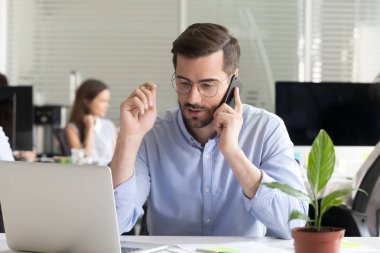 Satış Müdürü danışmanlık istemci Office telefonda konuşuyor