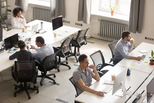 Diversos empleados de oficina que utilizan computadoras en el espacio corporativo moderno — Foto de Stock