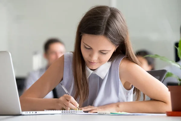 Chica adolescente milenaria tomando notas preparándose para la prueba o el examen —  Fotos de Stock