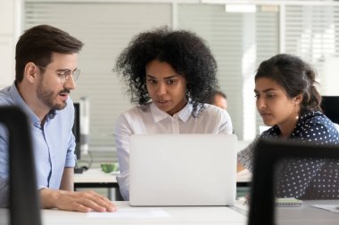Online proje üstünde laptop co için açıklayan ciddi Afrika lideri