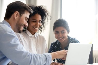Çeşitli mutlu stajyerler online proj açıklayan akıl hocası için dinleme