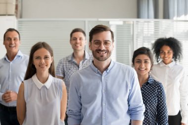 Gülümseyen CEO'su kamera Office ile çeşitli takım arıyor