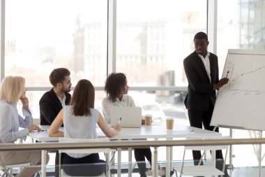 Farklı çalışanlar veya işçiler için ciddi bin yıllık siyah akıl hocası mevcut şirket iş planı, Afrikalı-Amerikalı akıl hocası koçluk ya da eğitim internes brifing, flipchart sunu yapma
