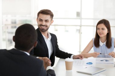 Toplantıda tanımak çok ırklı meslektaşları el sıkışma