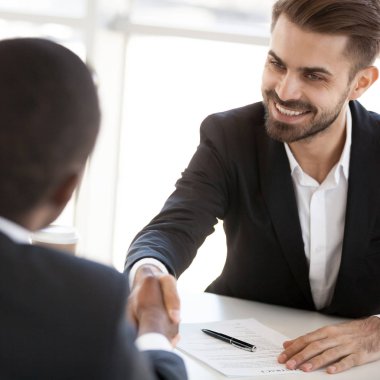 Heyecanlı Kafkas işadamı brifing, Toplantı, sözleşme yapma veya sözleşme imzalama farklı ortakları karşılıklı iş siyah meslektaşım kapanış anlaşmanın el salla. İşbirliği kavramı