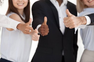 Farklı çalışanlar Haritayı başparmak yukarıya jest, yakın çekim
