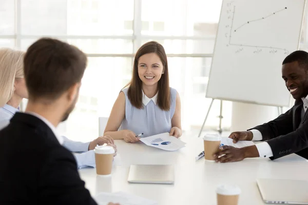 Leende olika kolleger har casual prata vid informationsmöte — Stockfoto