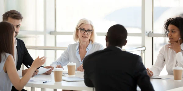 Divers employés négocient lors d'une réunion d'affaires au bureau — Photo