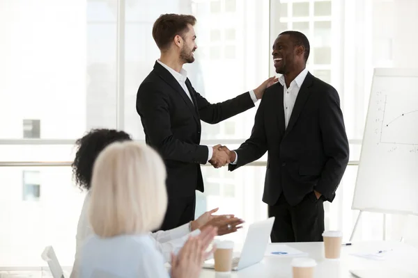 Caucásico jefe apretón de manos negro empleado saludo con éxito — Foto de Stock