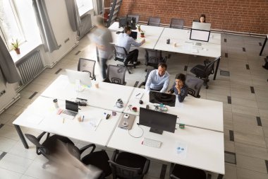 Modern bilgisayarlarda, üstten görünüm çalışma takım insanlarla coworking