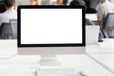 Masa başında office arka plan beyaz bilgisayar ekranındaki kadar alay