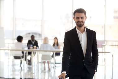 Office resim için poz gülümseyen işadamı portresi 