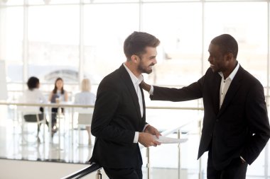 Fıkraya gülmek koridorda duran çok ırklı erkek eleman 