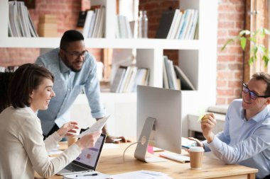 Mutlu meslektaşları iş yerinde bilgisayar ofis, evrak işleri proje, işbirliği, fikir paylaşımı çeşitli işçi sohbet gülümseyen tartışırken gülmek coworking içinde çalışanlar ekip oluşturma faaliyete dahil.
